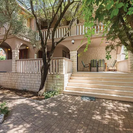 公寓 Two-bedroom In Grebaštica