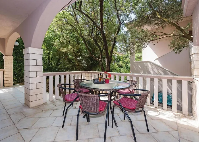 Two-bedroom In Grebastica