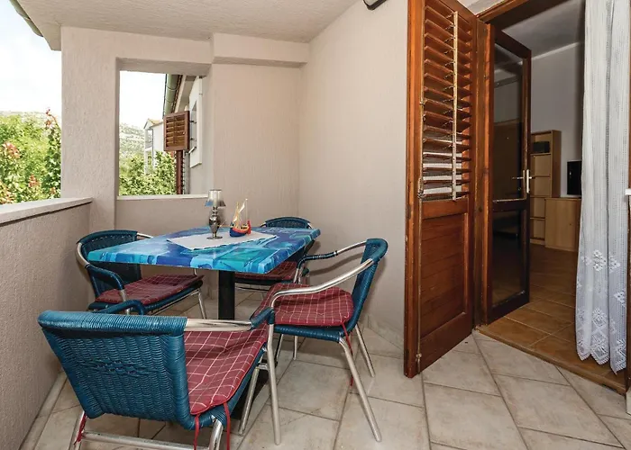 Apartment Two-bedroom In Grebastica